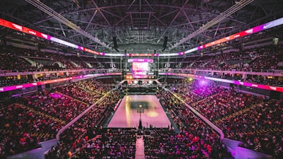 NBA季后赛精彩比赛回放视频封面，球员突破上篮得分瞬间