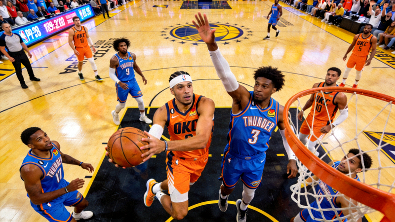 NBA季后赛西部决赛现场直播画面，球员在球场上激烈对抗