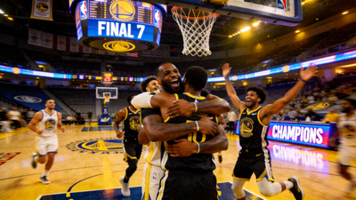NBA总决赛第七场完整比赛回放录像截图，球员在球场上庆祝胜利